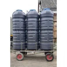 Емкость пластиковая трехслойная вертикальная черная 1000л высокая бак для полива огорода  и сада в Украине